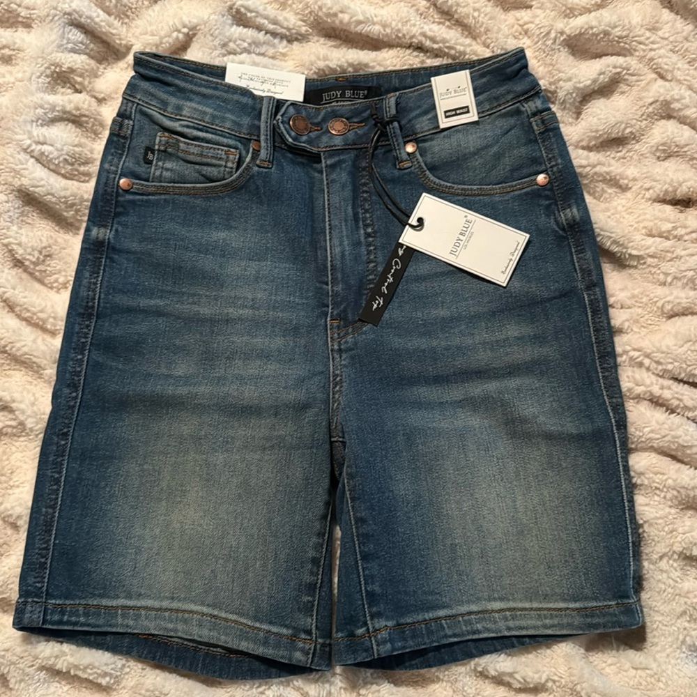 New
Judy Blue
Size Small 2/4
Jean shorts
